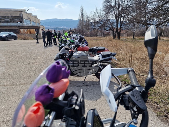 С водосвет беше дадено началото на мотосезона в Перник по инициатива на една от първите частни автошколи в града