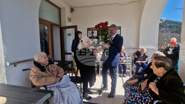 В дома за възрастни хора в смолянското село Фатово отбелязаха 8 март с червени рози за дамите, подарени от областния управител
