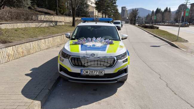 „Пътна полиция“ в Смолян връчи актове със символично значение и цветя на дамите зад волана за 8 март