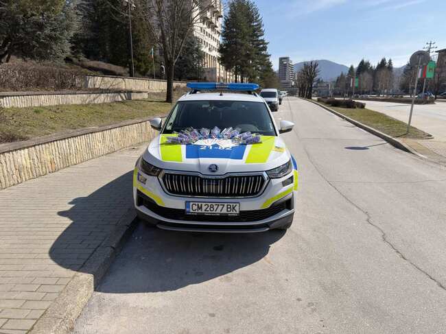 „Пътна полиция“ в Смолян връчи актове със символично значение и цветя на дамите зад волана за 8 март