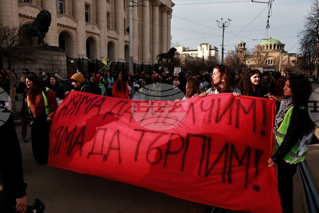 Демонстрантите за спазване правата на жените тръгнаха на шествие из центъра на София 