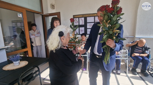 В дома за възрастни хора в смолянското село Фатово отбелязаха 8 март с червени рози за дамите, подарени от областния управител