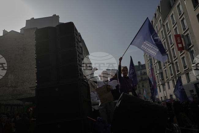 Демонстрации и шествия в редица държави по случай Международния ден на жената; във Франция в шествието се включи и Жизел Пелико 