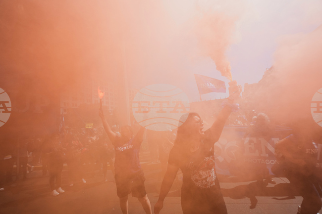 Хиляди ученици и студенти протестираха в Сантяго срещу политиката за икономии на президента Каст