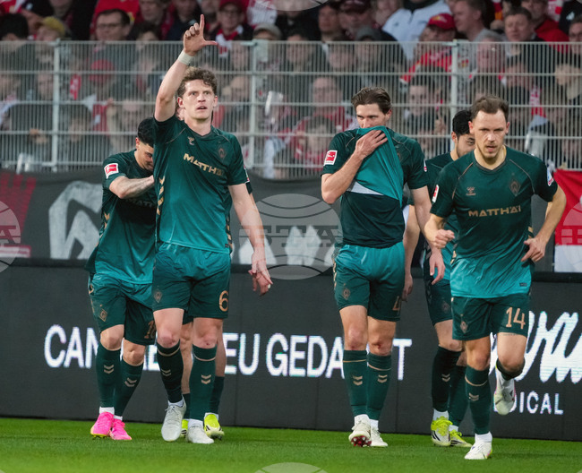 Вердер Бремен се измъкна от зоната на изпадащите от Бундеслигата след обрат срещу десетима от Унион Берлин