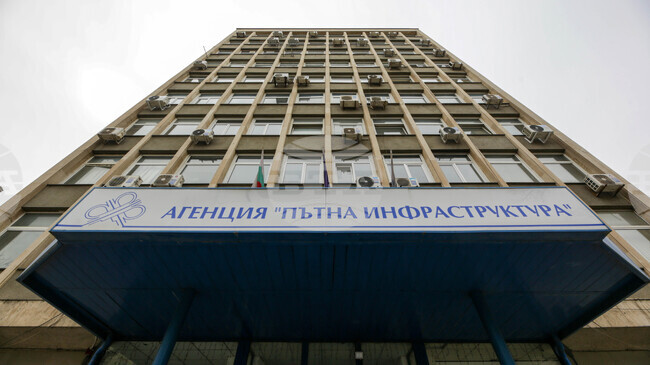 Свличане на земни и скални маси затруднява движението в два пътни участъка в област Кюстендил