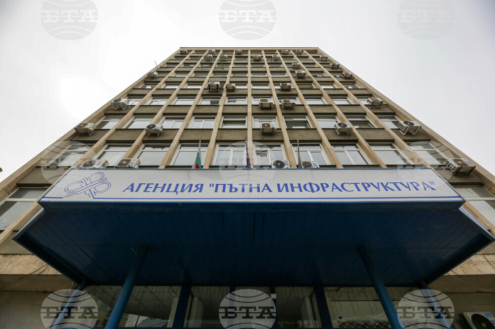 Свличане на земни и скални маси затруднява движението в два пътни участъка в област Кюстендил