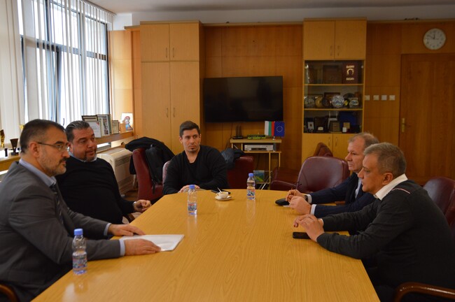 Община Благоевград: CRD Sport отлагат инвестиционното си намерение към „Пирин“ до лятото, кметът Илко Стоянов предприе спешни мерки и преведе част от гласуваната субсидия, за да бъде запазен лицензът на клуба 