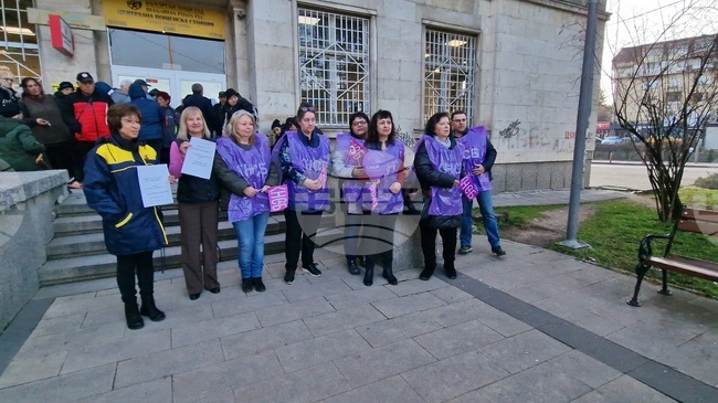 За поне пет процента увеличение на заплатите настояват служителите от "Български пощи" в Перник