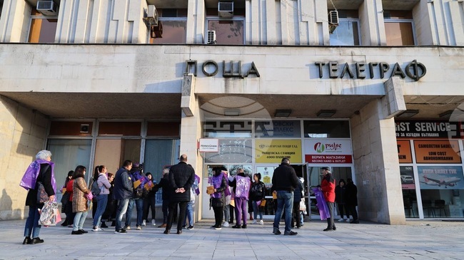 Работещите в „Български пощи“ излязоха на протест в Пловдив с искания за увеличение на основните месечни заплати