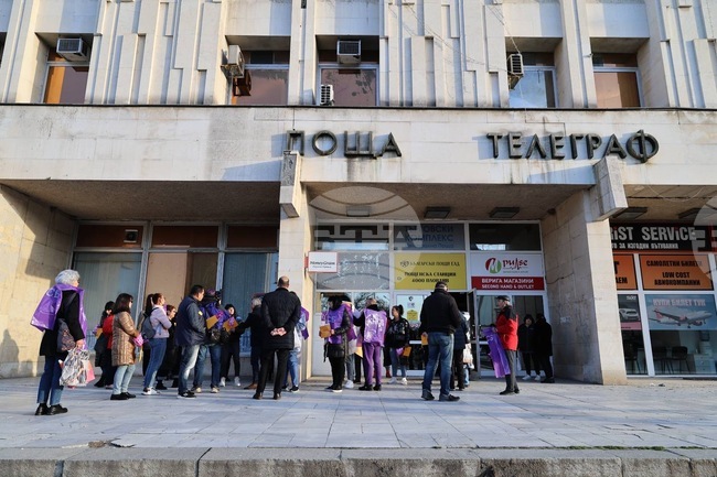 Работещите в „Български пощи“ излязоха на протест в Пловдив с искания за увеличение на основните месечни заплати