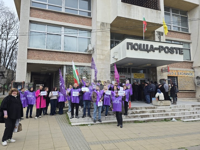 Служителите от "Български пощи" в Кърджали излязоха на мълчалив протест с искане за достойно заплащане