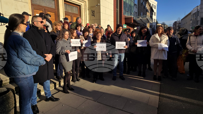 Служители на „Български пощи“ във Враца излязоха на протест с искане за минимум 5 процента увеличение на основните им заплати 