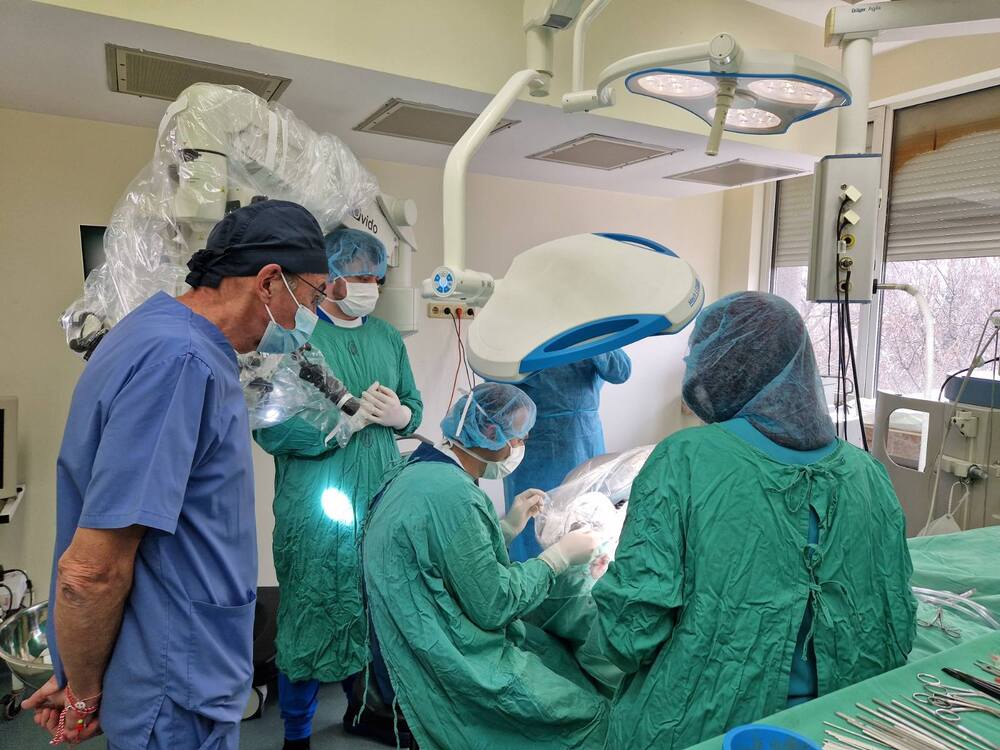 Общо четири операции за поставяне на слухов имплант с помощта на роботизирана ръка извършиха УНГ хирурзите на ИСУЛ