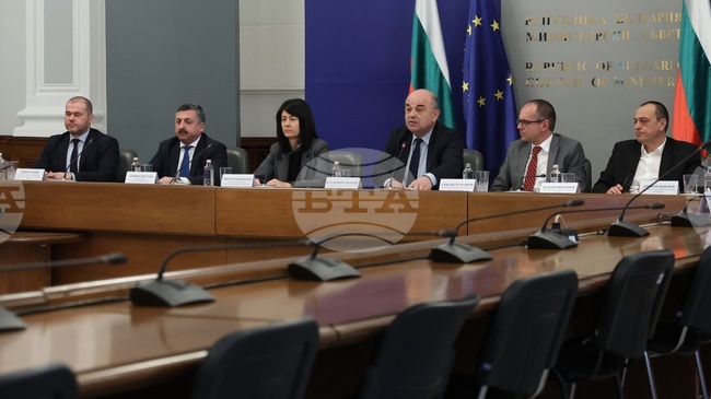 Месечната инфлация през февруари спрямо януари по предварителната оценка на НСИ е 0,3 на сто, съобщи в МС председателят на института