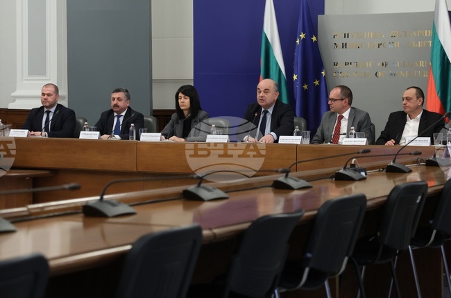 Месечната инфлация през февруари спрямо януари по предварителната оценка на НСИ е 0,3 на сто, съобщи в МС председателят на института