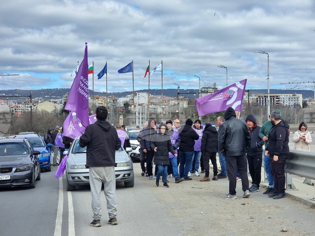 Протестиращи от "Градски транспорт" ЕАД блокираха Аспаруховия мост във Варна