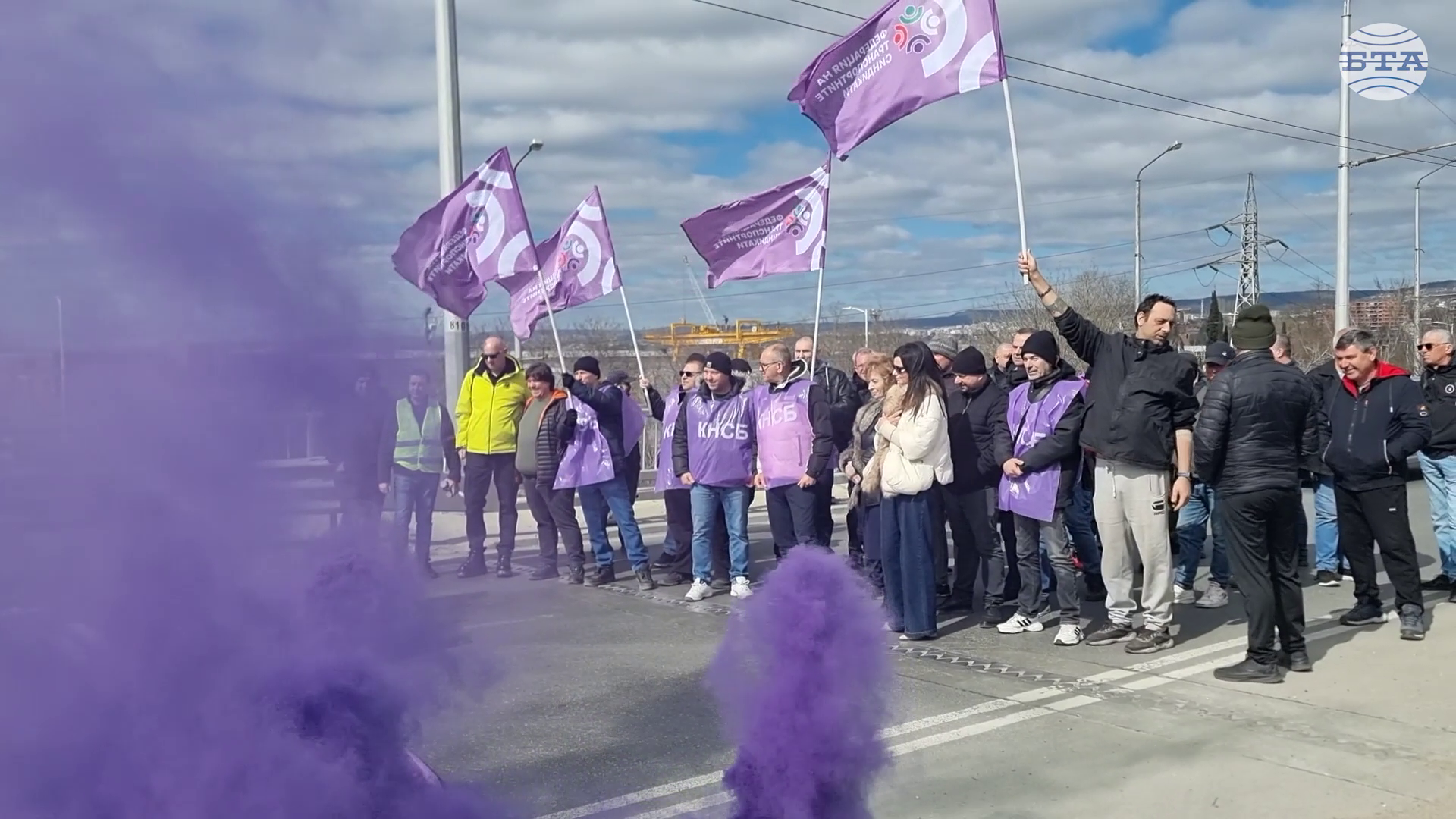 Протестиращи от "Градски транспорт" ЕАД блокираха Аспаруховия мост във Варна