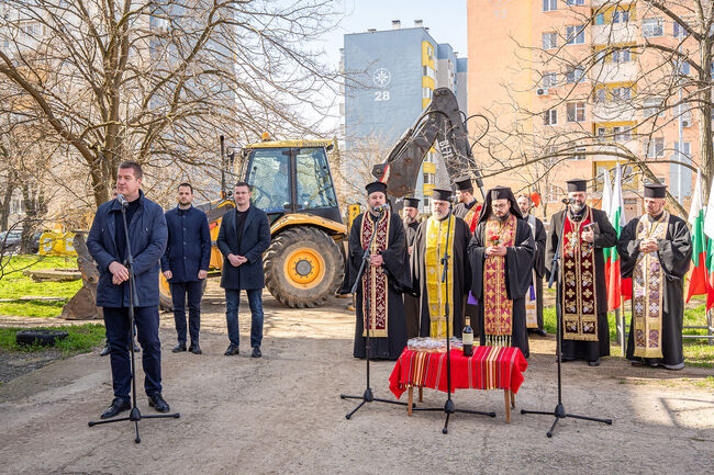 С първа копка започна обновяването на кв. „Зора“ в Стара Загора