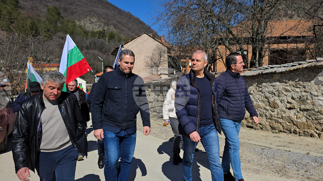 Лидерът на „Възраждане“ Костадин Костадинов оглави поход в памет на жертвите от атентата на гара Буново