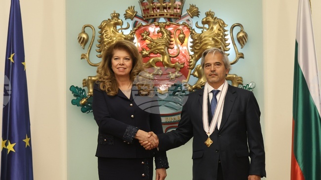 Президентът Илияна Йотова връчи орден „Мадарски конник“ първа степен на посланика на Аржентина в България Алехандро Зотнер Майер