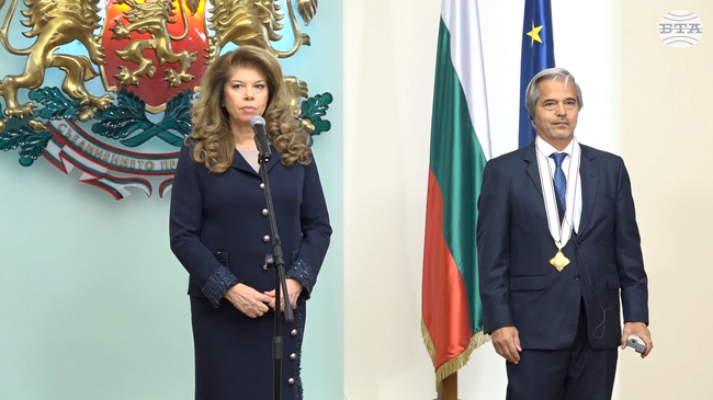 Президентът Илияна Йотова връчи орден „Мадарски конник“ първа степен на посланика на Аржентина в България Алехандро Зотнер Майер