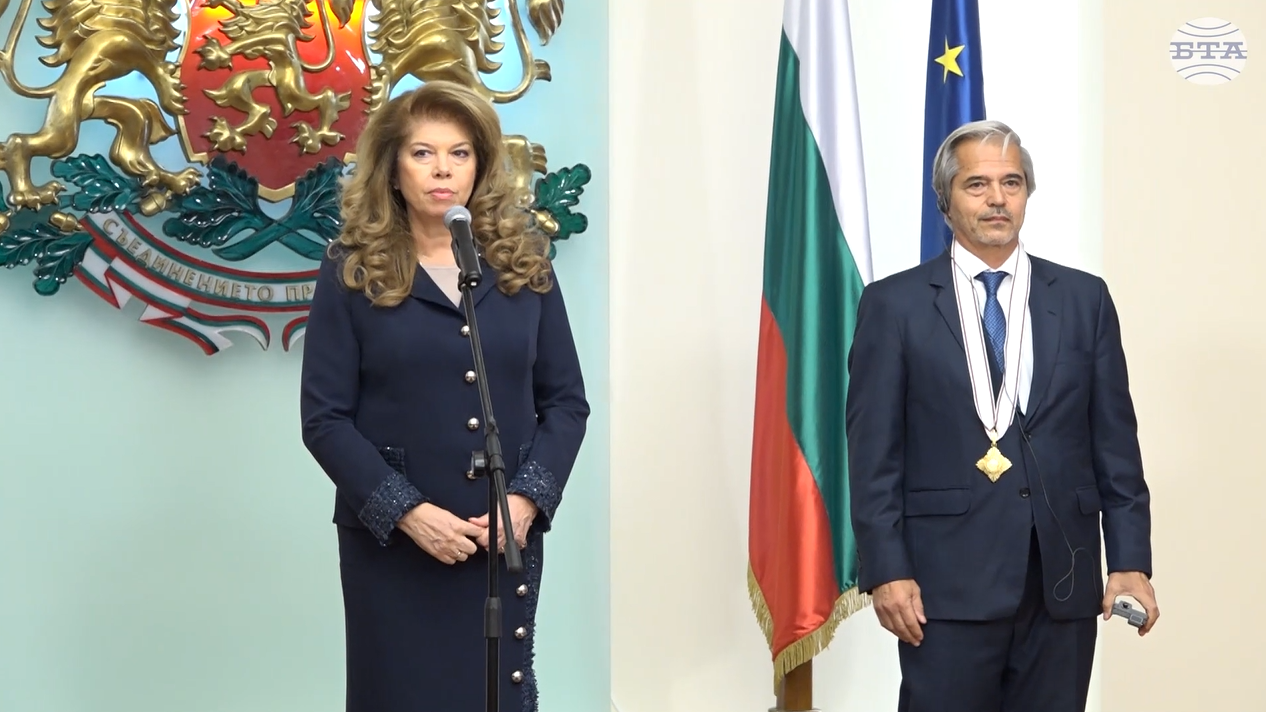 Президентът Илияна Йотова връчи орден „Мадарски конник“ първа степен на посланика на Аржентина в България Алехандро Зотнер Майер