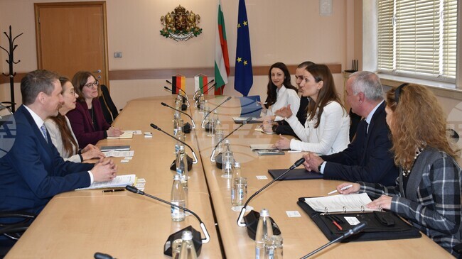 Служебният икономически министър заяви на среща с посланика на Германия, че няма да допусне забавяне на ключови проекти