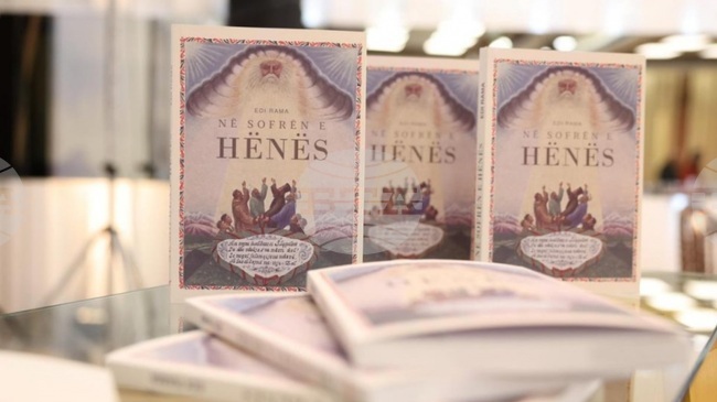 АТА: Албанският премиер Еди Рама представи книгата си „На лунната маса“ с прозрения от вечерите ифтар, на които е бил домакин през годините