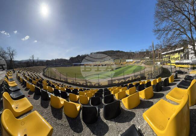 Счупените седалки на стадион „Миньор“ ще бъдат подменени, а настилката на прилежащата писта ще бъде освежена