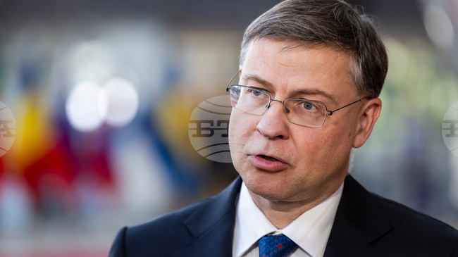 ЕС е получил гаранции, че САЩ ще се придържат към търговското споразумение за митата, заяви европейският Домбровскис