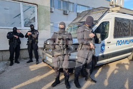 Нелегално производство на анаболи и стероиди - разкрита база - брифинг