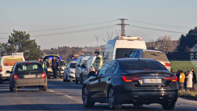 Пътници в кола с финландска регистрация нападнаха шофьор на камион след катастрофа край разградското село Гецово