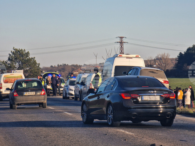 Пътници в кола с финландска регистрация нападнаха шофьор на камион след катастрофа край разградското село Гецово