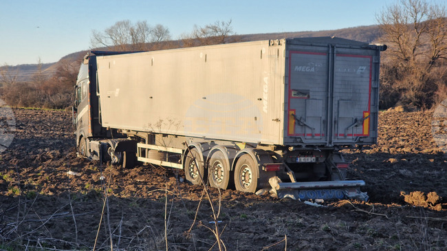 Движението по пътя между разградските села Гецово и Осенец се осъществява двупосочно в една лента заради отстраняване на аварирал тир