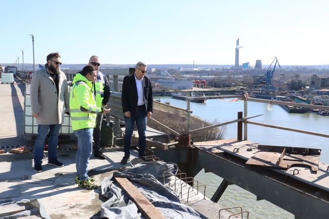 Областна администрация Русе: По искане на областния управител на Русе Орлин Пенков започва спешен ремонт на асфалтовата настилка по Дунав мост в последния участък на съоръжението 