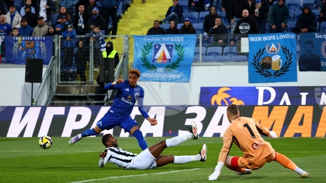 Евертон Бала вкара от дузпа минута преди края и Левски победи Локомотив (Пловдив) като домакин