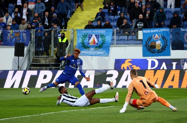 Евертон Бала вкара от дузпа минута преди края и Левски победи Локомотив (Пловдив) като домакин