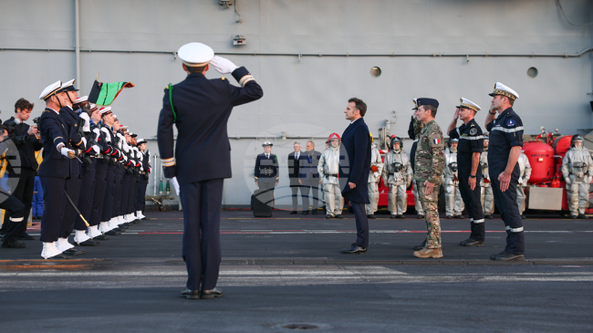 Франция продължава с "прехващанията", за да защити партньорите си, каза Макрон на борда на самолетоносача "Шарл де Гол"