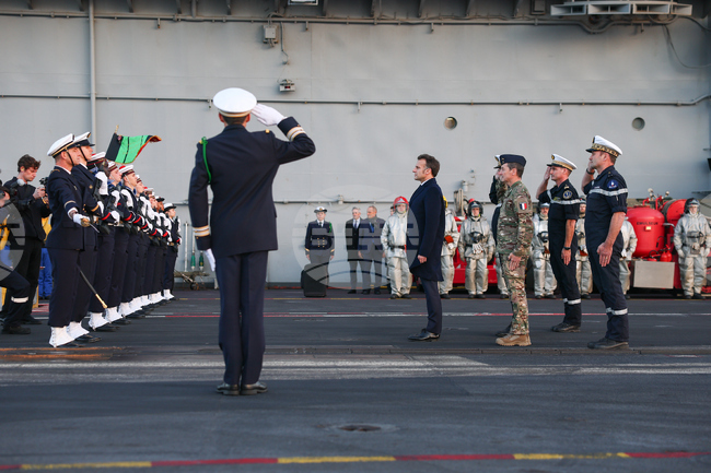 Франция продължава с "прехващанията", за да защити партньорите си, каза Макрон на борда на самолетоносача "Шарл де Гол"