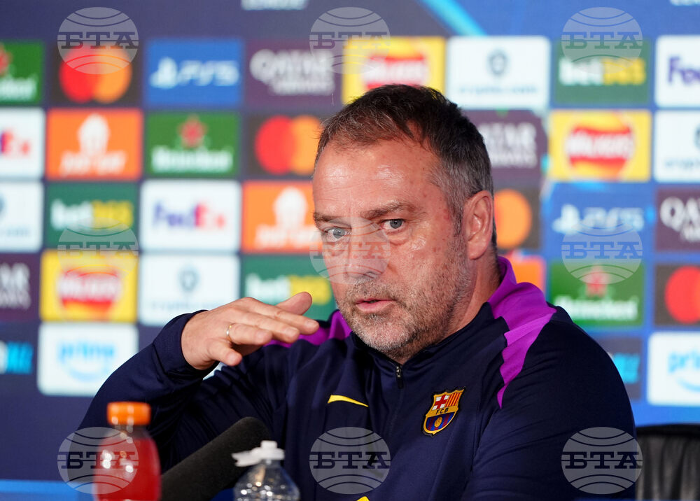 Флик продължава договора си с Барселона