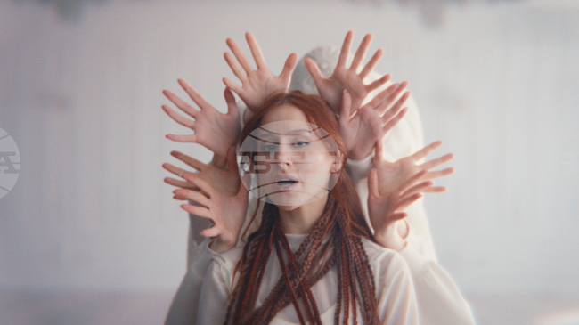 Мона завършва музикална трилогия с „Давам“