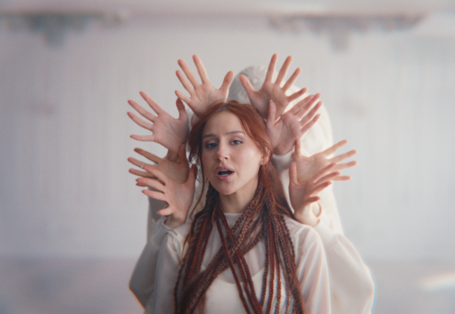 Мона завършва музикална трилогия с „Давам“