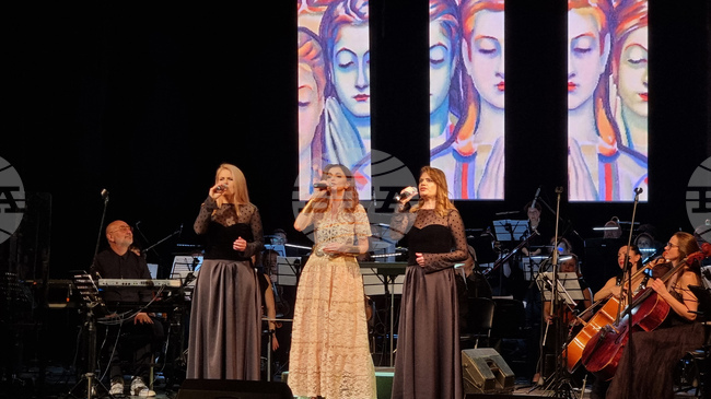 Нина Николина представи във Варна концерт с народни песни, оркестрирани от диригента Георги Милтиядов