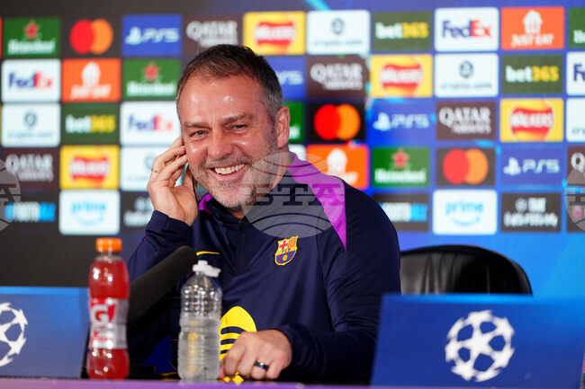 Сега не е моментът да говорим за договора, каза треньорът на Барселона Ханзи Флик