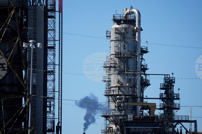 Цената на петрола се задържа под 90 долара за барел след информацията за възможно рекордно освобождаване на стратегически резерви