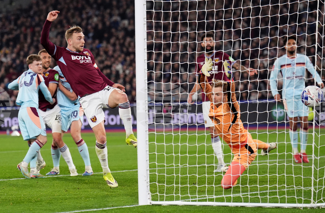 Уест Хям победи Брентфорд след изпълнение на дузпи и продължава на четвъртфиналите на турнира за Купата на Футболната асоциация на Англия