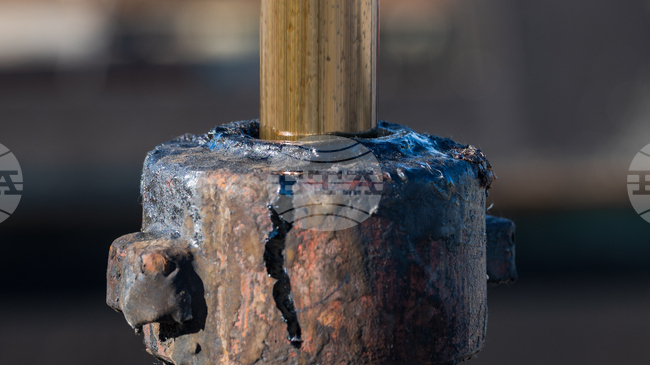 Цените на петрола се насочват към седмичен спад въпреки днешното си повишение