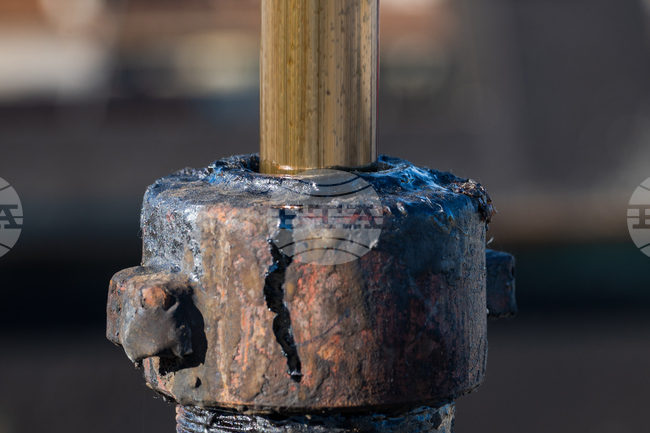 Цените на петрола се насочват към седмичен спад въпреки днешното си повишение