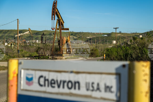 Цените на петрола поеха леко надолу след временното облекчаване на американските санкции върху руската суровина 